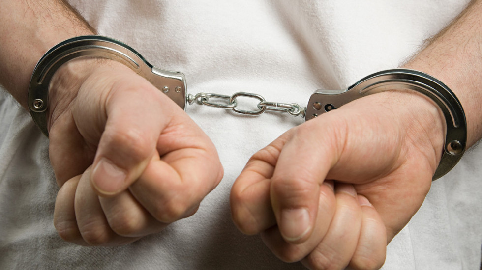 Sleteo s puta i udario u drvo, u vozilu se nalazilo 10 migranata: Uhapšen mladić (24) iz Novog Sada