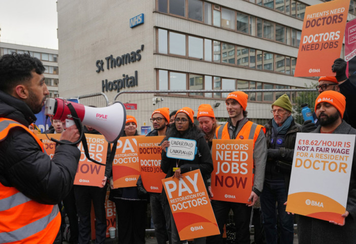 Lekari u Engleskoj započeli petodnevni štrajk zbog plata i uslova rada