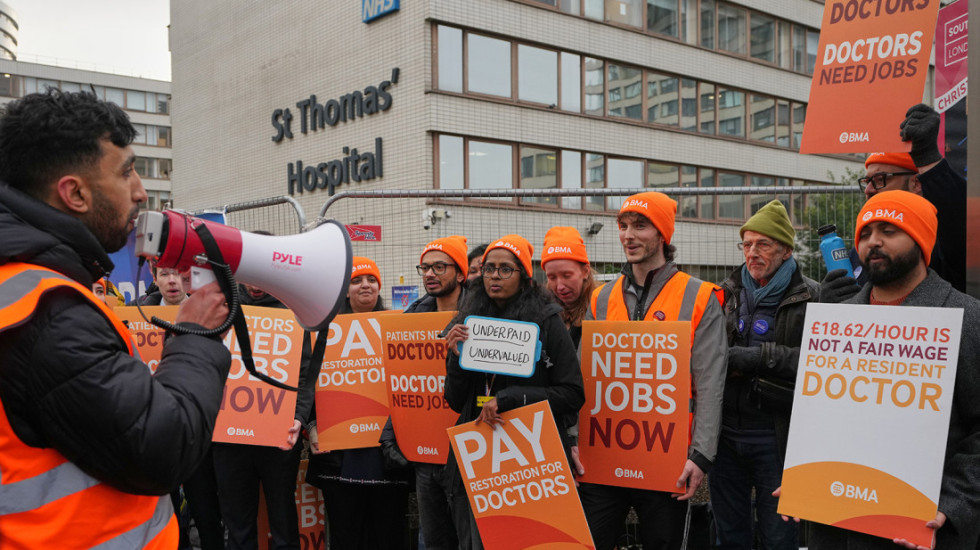 Lekari u Engleskoj započeli petodnevni štrajk zbog plata i uslova rada