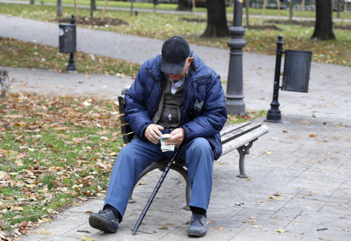 Fond PIO upozorava na novu prevaru: Penzionere ucenjuju kupovinom prekrivača i dušeka da bi dobili povišicu penzije