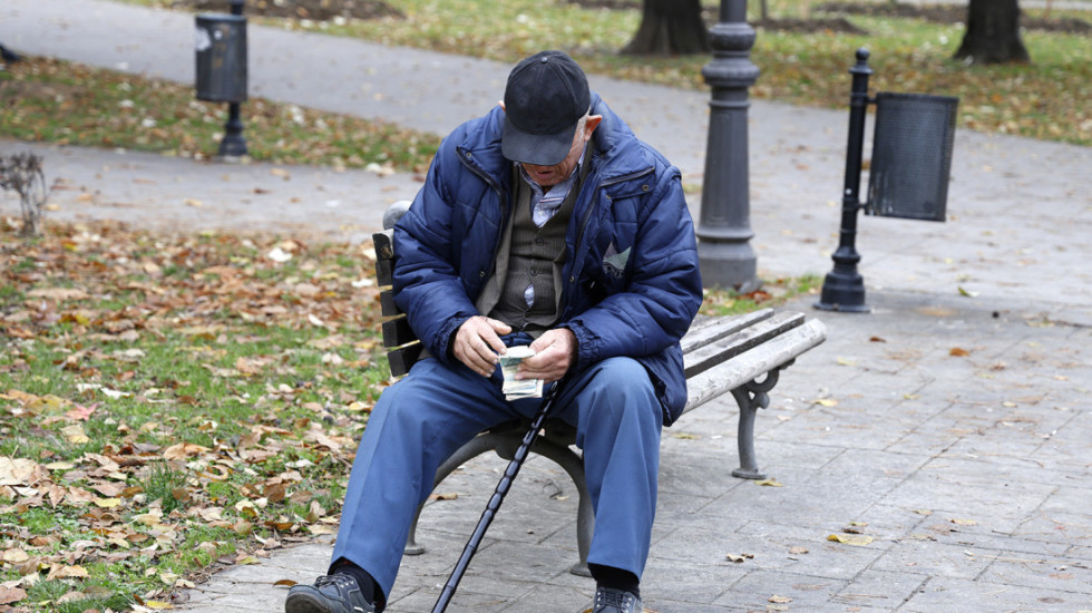 Fond PIO upozorava na novu prevaru: Penzionere ucenjuju kupovinom prekrivača i dušeka da bi dobili povišicu penzije