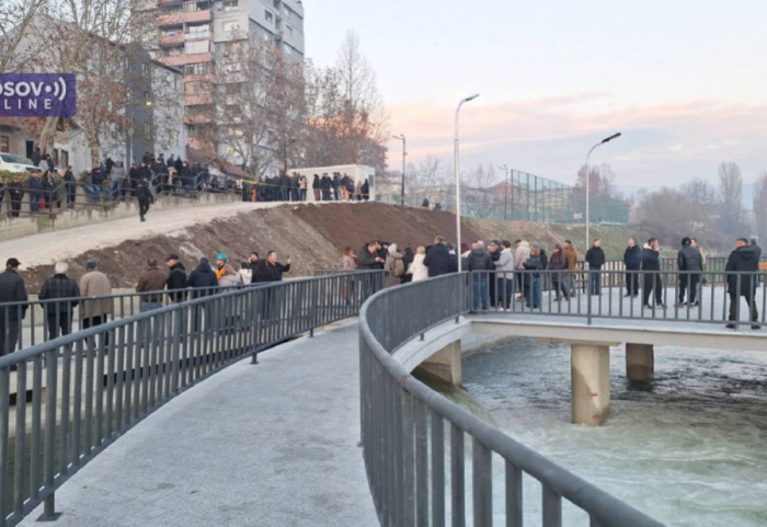 Otvoren pešački most na Ibru u Kosovskoj Mitrovici: Kurti tvrdi da nema etničku pripadnost