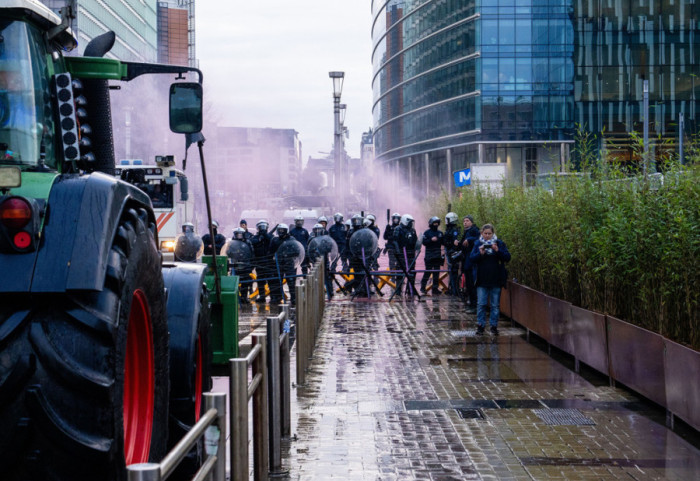 (FOTO/VIDEO) Na protestu poljoprivrednika u Briselu letele kamenice, petarde i jaja, policija upotrebila vodene topove