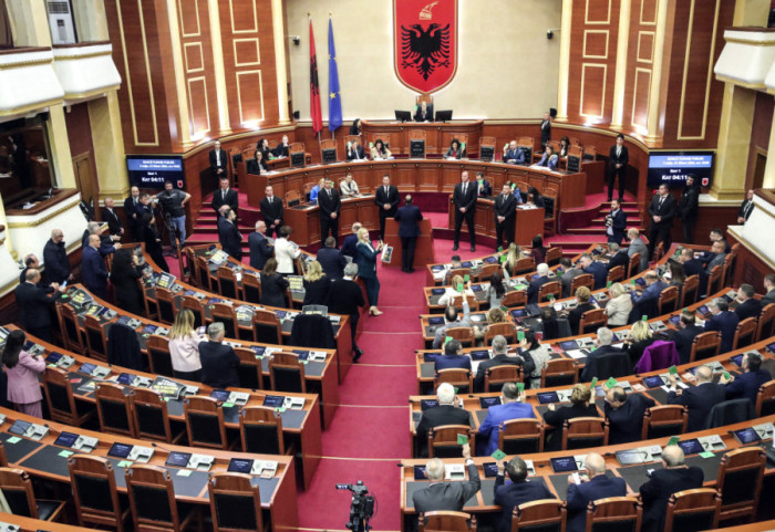 (VIDEO) Baklje u albanskom parlamentu: Sukob opozicije i policije nakon optužbi za korupciju protiv Ramine zamenice