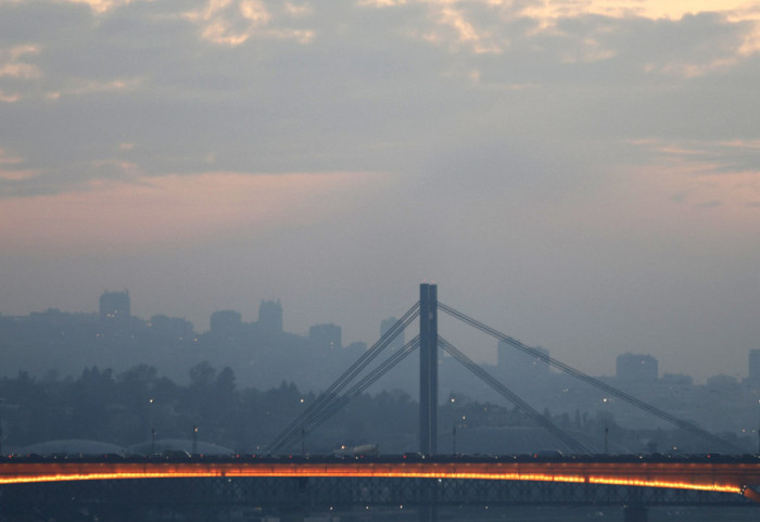 Kretao se tramvajskom bašticom na Mostu na Adi: Identifikovan i kažnjen vozač (84) koji je ometao sabraćaj