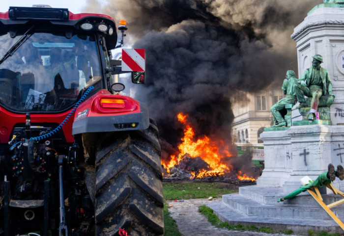 (FOTO/VIDEO) Na protestu poljoprivrednika u Briselu letele kamenice, petarde i jaja, policija upotrebila vodene topove