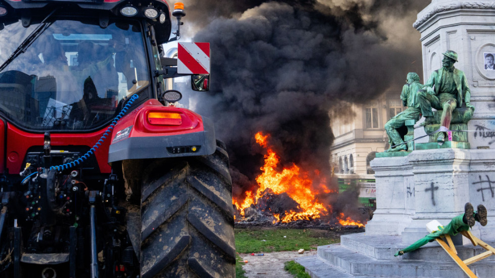 (FOTO/VIDEO) Na protestu poljoprivrednika u Briselu letele kamenice, petarde i jaja, policija upotrebila vodene topove