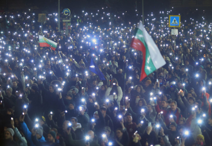 (FOTO) Više hiljada građana na protestima u Bugarskoj, zahtevaju poštene izbore i reformu pravosuđa