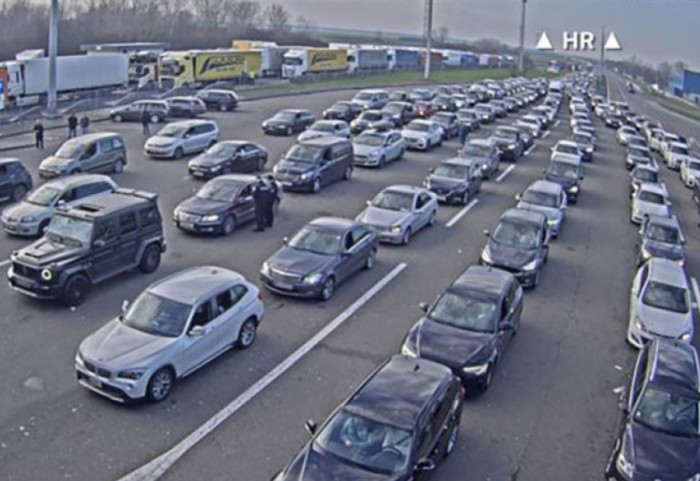 Kolaps na granici sa Hrvatskom: Kolona automobila na Bajakovu duga osam kilometara, vreme čekanja oko osam časova
