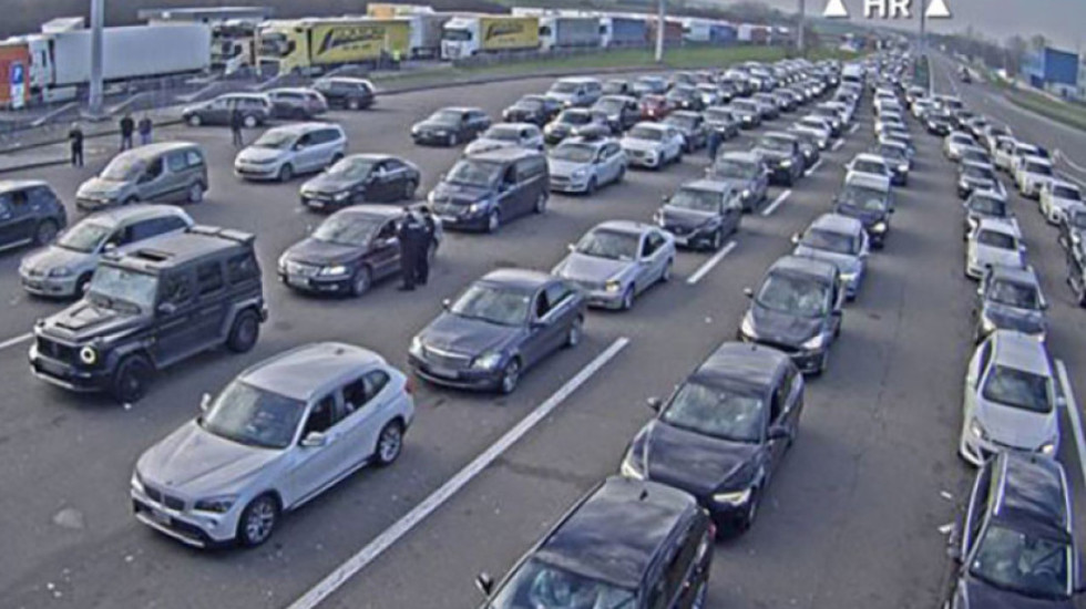 Kolaps na granici sa Hrvatskom: Kolona automobila na Bajakovu duga osam kilometara, vreme čekanja oko osam časova