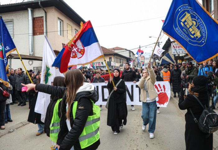 (FOTO/VIDEO) Protest studenata u Novom Pazaru "Ili oni ili mi": Blokiran centar grada i magistrala