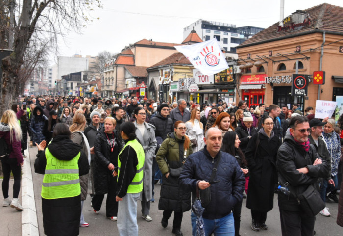 "Sremac ne ćuti": Održan protest ispred Prve niške gimnazije, deo zaposlenih žali se na pritiske zbog podrške studentima