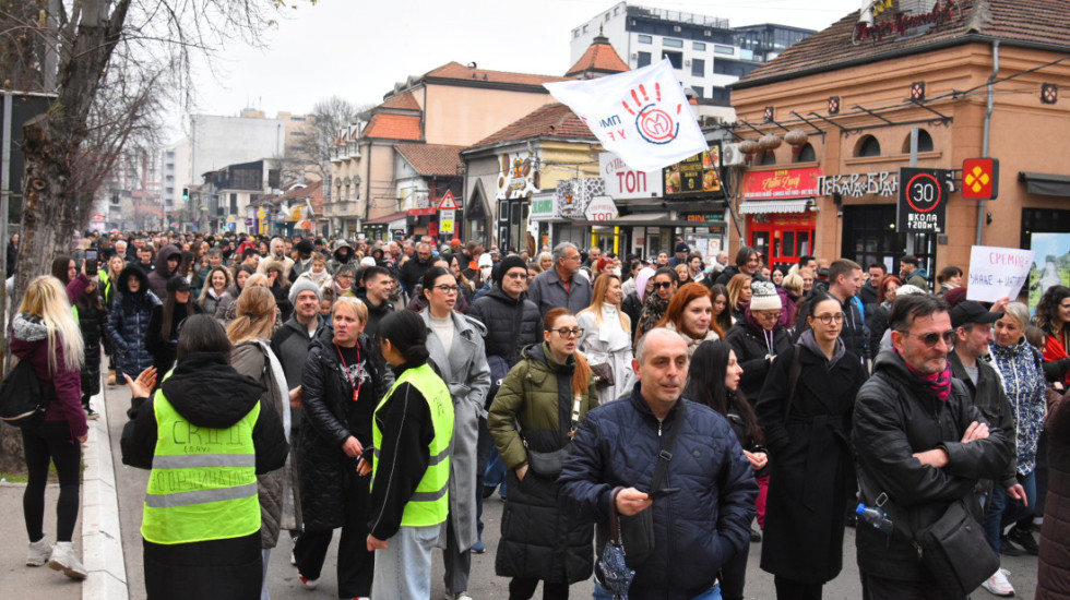 "Sremac ne ćuti": Održan protest ispred Prve niške gimnazije, deo zaposlenih žali se na pritiske zbog podrške studentima