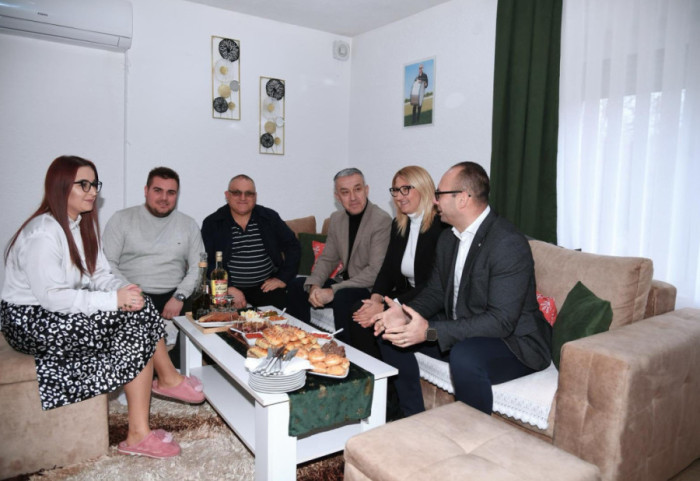 Predstavnici Srpske liste posetili osmočlanu porodicu Jović u Ranilugu