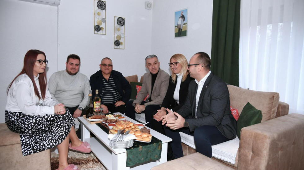 Predstavnici Srpske liste posetili osmočlanu porodicu Jović u Ranilugu