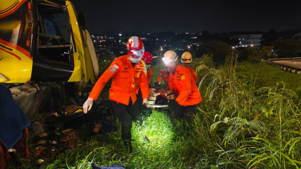 Najmanje 16 ljudi poginulo u prevrtanju autobusa u Indoneziji: Vozač izgubio kontrolu i udario u betonsku ogradu