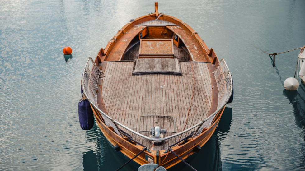 (VIDEO) Otvorila se rupa na vodenom kanalu u Engleskoj, progutala dva čamca