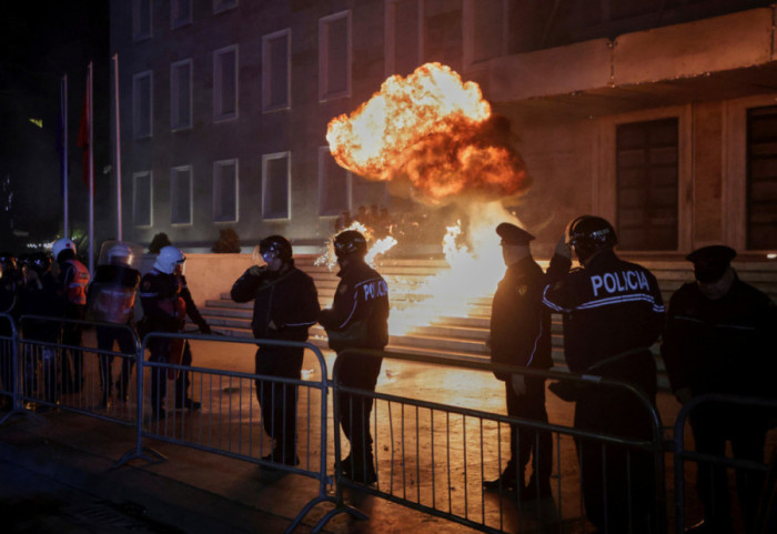 (FOTO) Protest protiv albanske vlade zbog korupcije: Demonstranti bacali molotovljeve koktele na zgradu vlade
