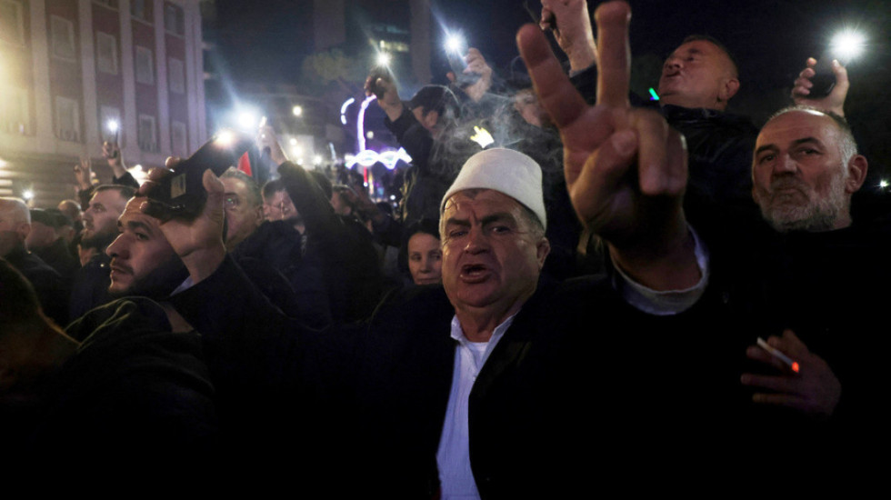 Sukob demonstranata i policije na protestu ispred zgrade vlade u Tirani: Bacano brašno ispred kancelarije Edija Rame