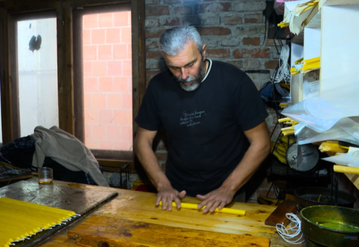 Slobodan iz Čačka ručno pravi sveće od čistog pčelinjeg voska, zanat izučio u manastiru