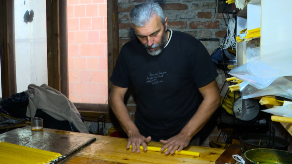 Slobodan iz Čačka ručno pravi sveće od čistog pčelinjeg voska, zanat izučio u manastiru
