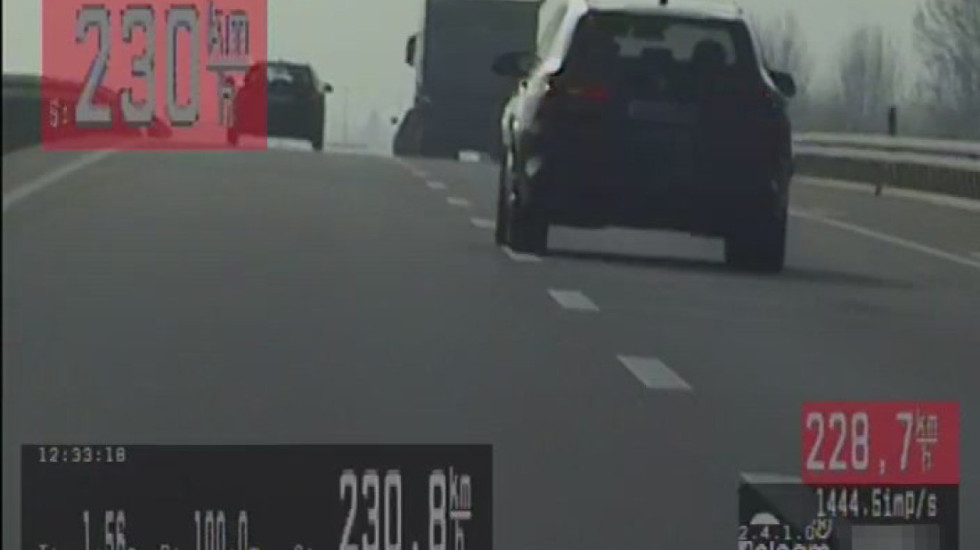 Srpskim putevima jurili više od 200 na sat: Policija putem presretača zaustavila dvojicu stranih vozača BMW