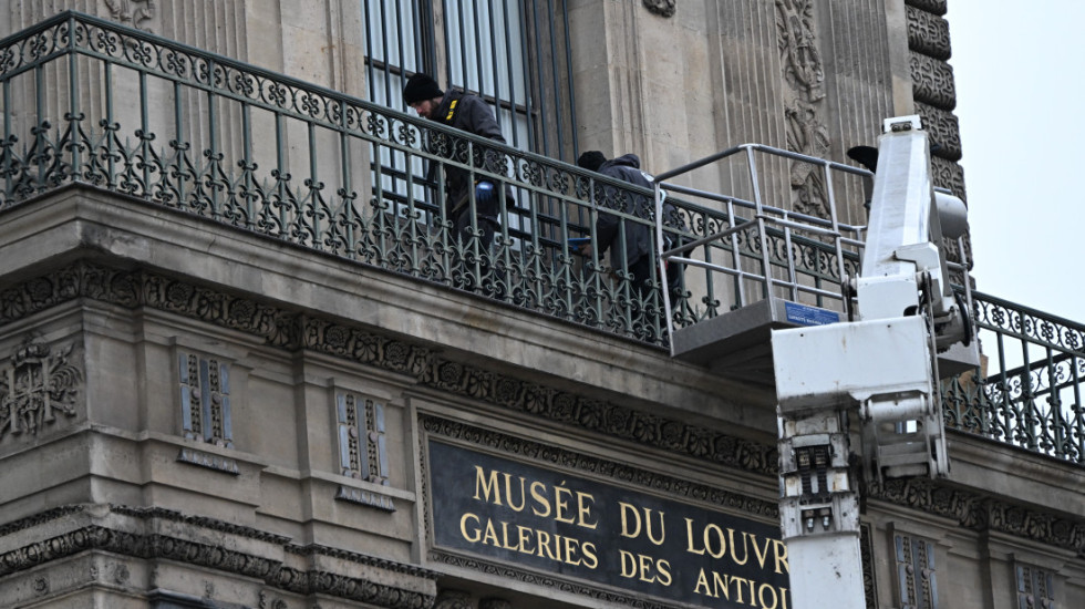 (FOTO) Luvr postavio metalne rešetke posle pljačke nakita iz Napoleonove kolekcije
