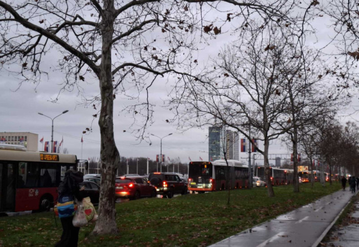 (FOTO/VIDEO) Kolaps na Novom Beogradu: Kolone vozila u Bulevaru Mihajla Pupina ka Brankovom mostu, autobusi stoje