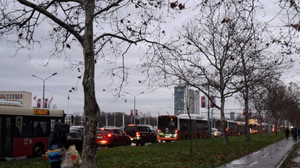 (FOTO/VIDEO) Kolaps na Novom Beogradu: Kolone vozila u Bulevaru Mihajla Pupina ka Brankovom mostu, autobusi stoje