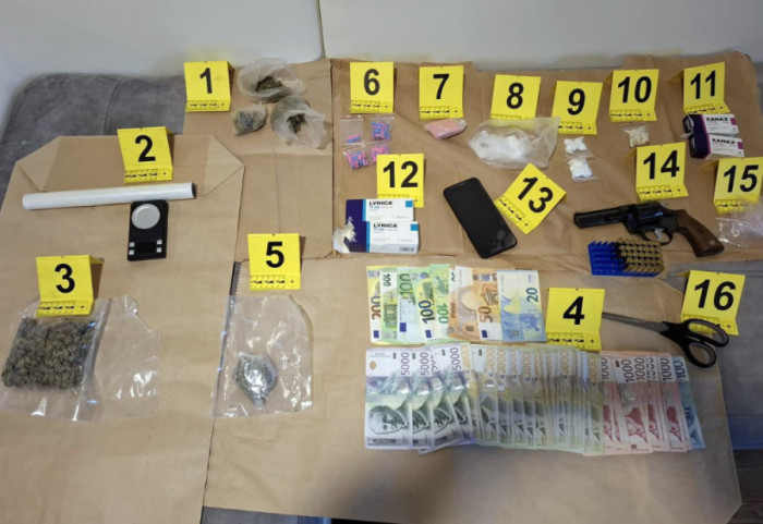 Zaplenjeno više vrsta narkotika, oružje i novac: Uhapšen mladić (27) u Beogradu