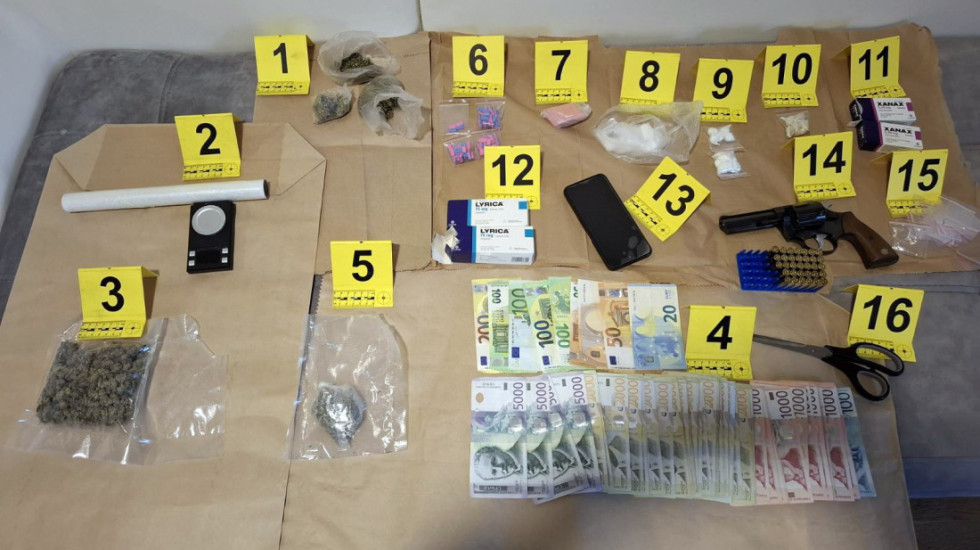 Zaplenjeno više vrsta narkotika, oružje i novac: Uhapšen mladić (27) u Beogradu