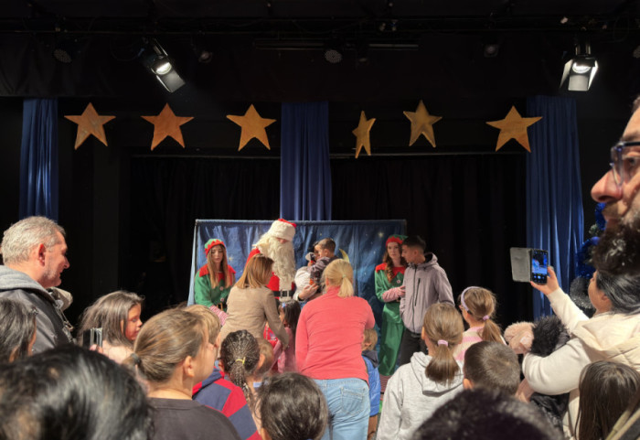 Za decu iz hraniteljskih porodica odigrana novogodišnja predstava "San zimske noći" i podeljeni paketići