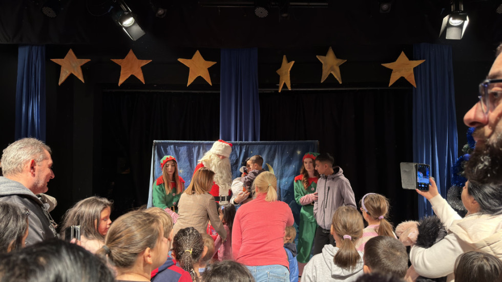 Za decu iz hraniteljskih porodica odigrana novogodišnja predstava "San zimske noći" i podeljeni paketići