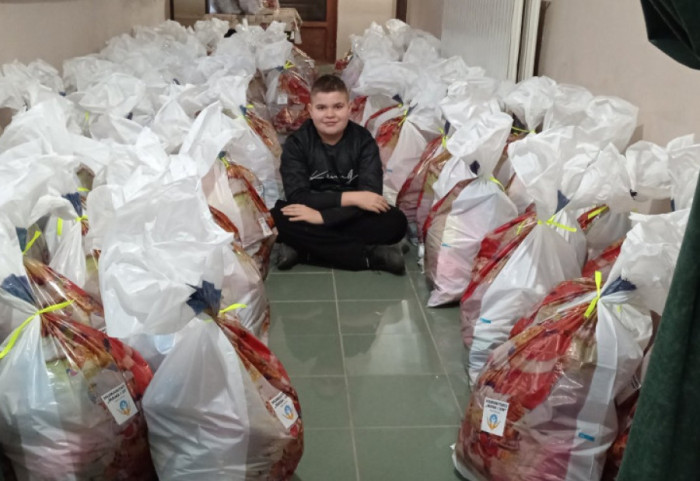 "Grlili su ga, njihova sreća je neopisiva": Marek (14) delio paketiće bolesnoj deci i osobama sa smetnjama u razvoju
