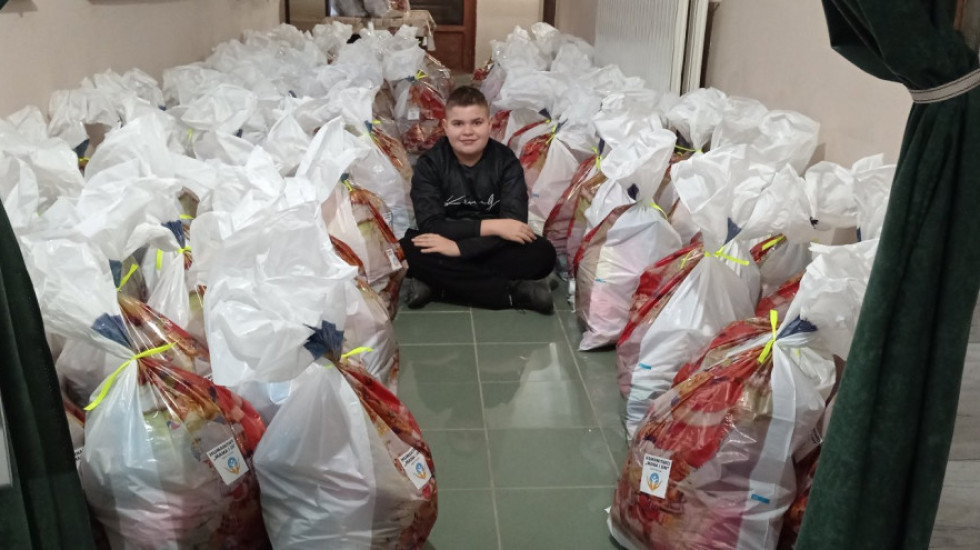 "Grlili su ga, njihova sreća je neopisiva": Marek (14) delio paketiće bolesnoj deci i osobama sa smetnjama u razvoju