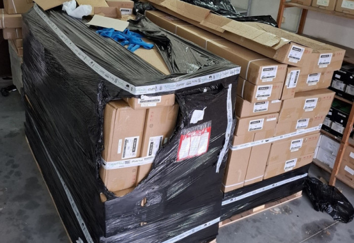 (FOTO) Carinici zaplenili bilijarske stolove vredne skoro 50.000 evra