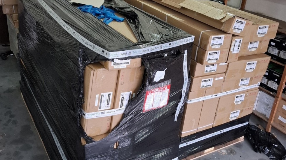 (FOTO) Carinici zaplenili bilijarske stolove vredne skoro 50.000 evra