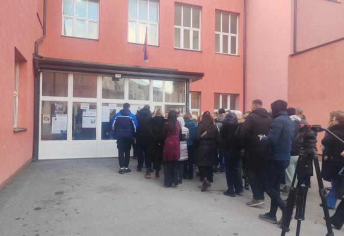 Vanredni izbori na KiM: Srbi imaju 10 mandata, policija intervenisala zbog slikanja listića