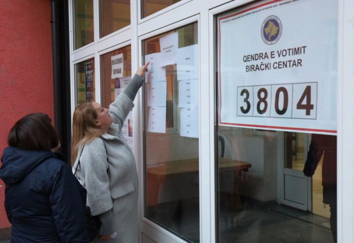 (FOTO/VIDEO) Vanredni parlamentarni izbori na KiM: Srbi imaju 10 mandata, policija intervenisala zbog slikanja listića
