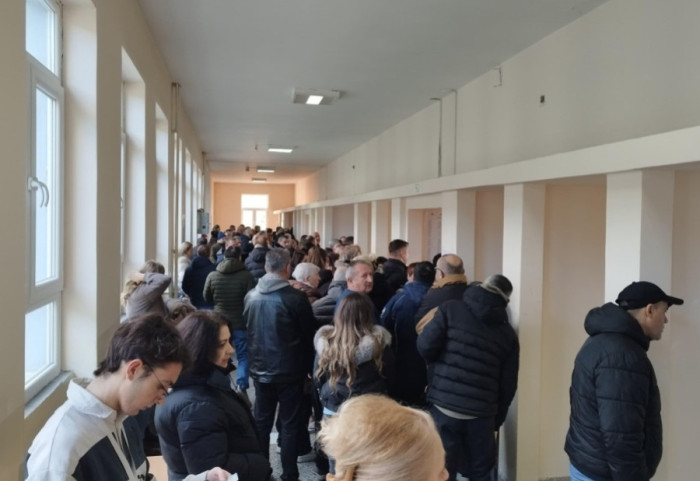 (FOTO/VIDEO) Vanredni parlamentarni izbori na KiM: Najveća izlaznost u severnom delu Kosovske Mitrovice - 8,60 odsto