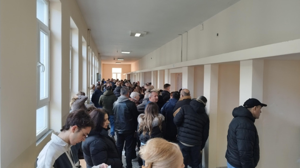 (FOTO/VIDEO) Vanredni parlamentarni izbori na KiM: Najveća izlaznost u severnom delu Kosovske Mitrovice - 8,60 odsto