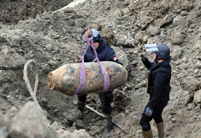 (FOTO) Akcija uklanjanja avio-bombe u Beogradu na vodi: Pola tone eksploziva biće deaktivirano na Pasuljanskim livadama