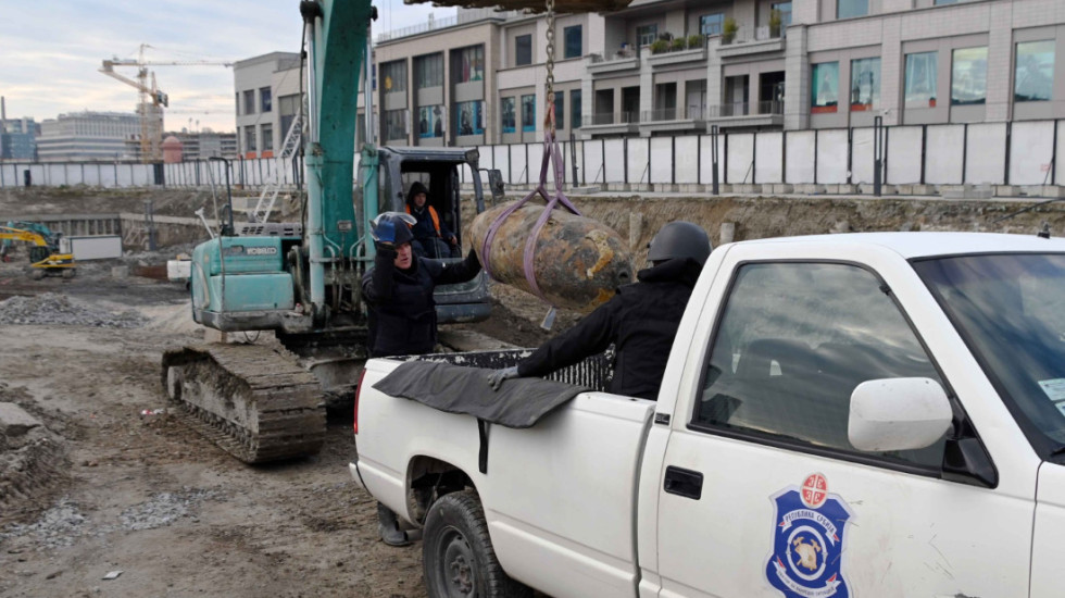 (FOTO) Uklonjena avio-bomba iz Beograda na vodi: Dopremljena na Pasuljanske livade gde će biti uništena
