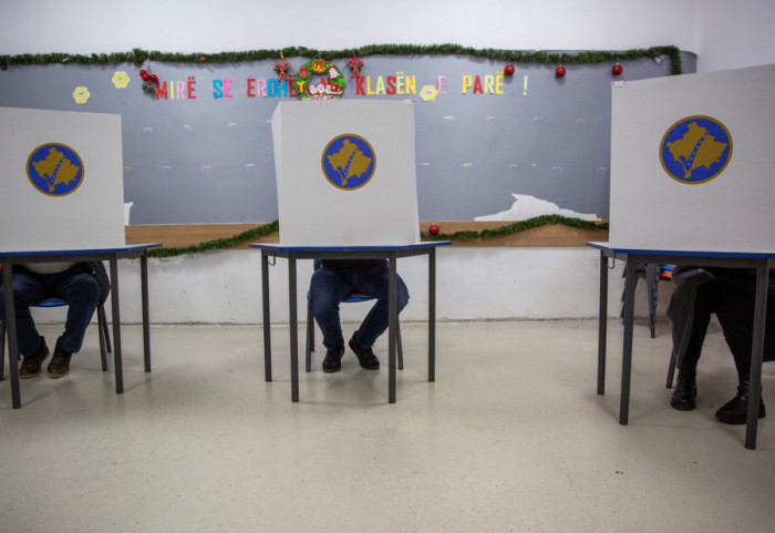 Izbori na KiM: Brojanje glasova u Prištini prekinuto u 12 sati, nastavlja se 1. januara u 16