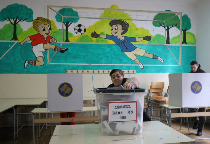 (FOTO/VIDEO) Vanredni parlamentarni izbori na KiM: Do 11 časova glasalo 8,27 odsto birača