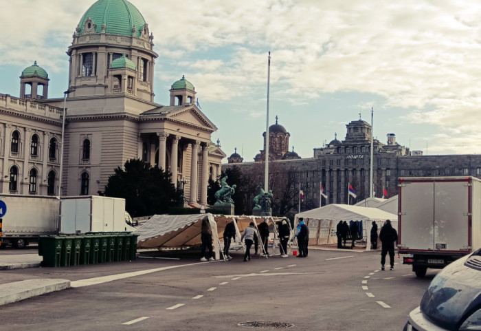Uklonjeni šatori ispred Skupštine Srbije, postavljaju se objekti za Božićno selo