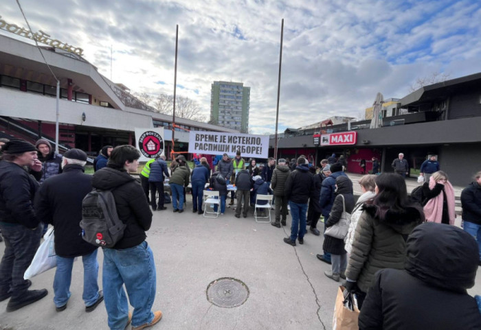 (FOTO) Studenti i građani u akciji "Raspiši pobedu": Prikupljaju se potpisi za raspisivanje izbora