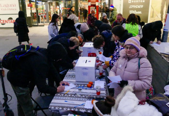 (FOTO) Studenti i građani u akciji "Raspiši pobedu": Prikupljaju se potpisi za raspisivanje izbora