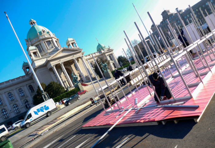 (FOTO) Uklonjeni šatori ispred Skupštine Srbije, postavljaju se objekti za Božićno selo