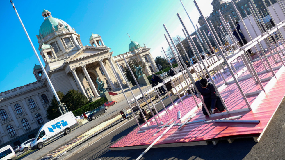 (FOTO) Uklonjeni šatori ispred Skupštine Srbije, postavljaju se objekti za Božićno selo